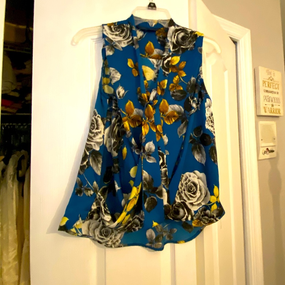 Gorgeous brand new rachel Roy floral blue top